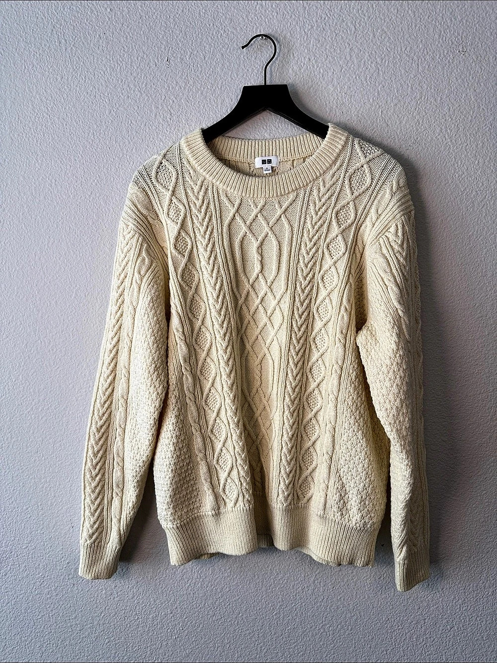 Uniqlo Cable Crew Neck Sweater Cable Knit Sweater in Cream Size Medium Like New